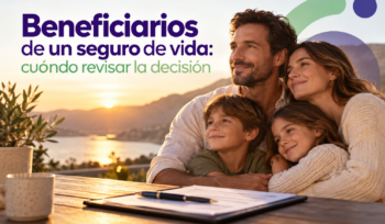 Familia protegida por un seguro de vida revisando la elección de beneficiarios