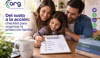 Familia organizando un checklist de protección familiar para cuidar su salud, educación, patrimonio, vida y futuro.